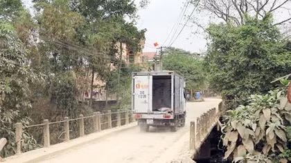 Hàng ngàn người nơm nớp đi qua cầu sắp sập