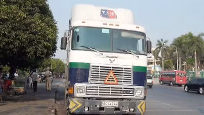 Lái xe container cán chết người rồi bỏ chạy 