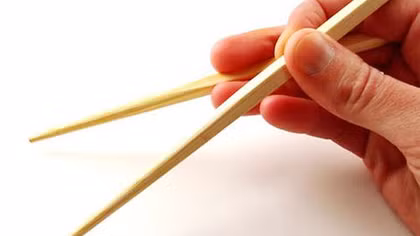 Bé 3 tuổi gặp nạn do bị đũa chọc sâu vào... mũi