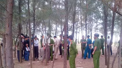 Một phụ nữ chết trong rừng thông với tư thế treo cổ