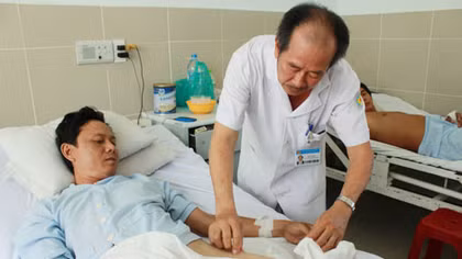 Suýt mất chân vì nhờ thầy lang vườn nắn gân