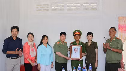 Thứ trưởng Bùi Văn Nam tặng nhà tình nghĩa gia đình cán bộ Công an gặp khó khăn