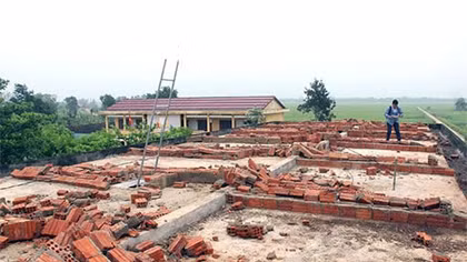 Làng quê cố đô điêu tàn sau trận lốc xoáy kinh hoàng quét qua