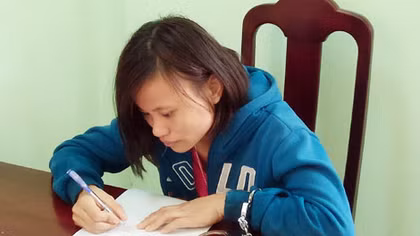 Vụ con gái sát hại mẹ nuôi: Mối quan hệ đồng tính "kỳ quặc"