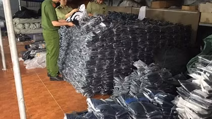 Bắt quả tang cơ sở sản xuất quần áo giả nhãn hiệu tại Hà Nam