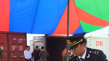Phát hiện container chứa 2,8 tấn lá Khát 
