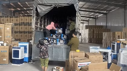 Phát hiện kho hàng cực lớn tại Hưng Yên có dấu hiệu nhập lậu