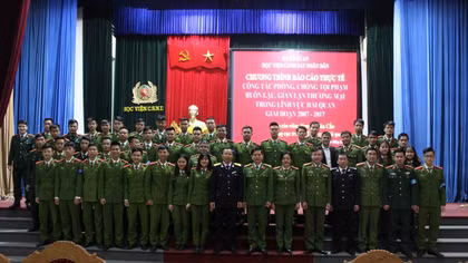 Chia sẻ kinh nghiệm chống buôn lậu với học viên Cảnh sát