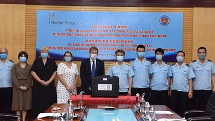 Hải quan Việt Nam nhận 4 máy quang phổ phát hiện hoá chất