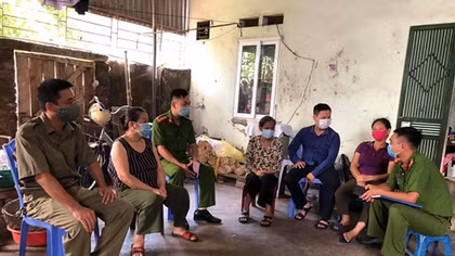 Đến từng ngõ, gõ từng nhà để tuyên truyền phòng chống dịch