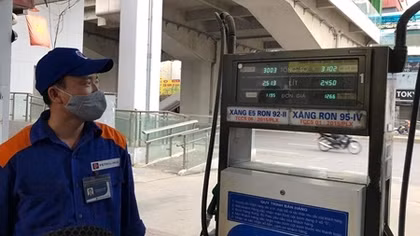 Xăng dầu giữ nguyên giá
