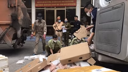 Tiêu hủy 1 tấn chân gà không rõ nguồn gốc