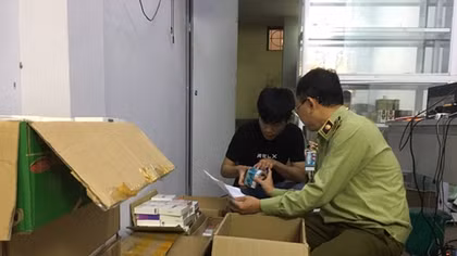 Phát hiện gần 1.600 máy hút thuốc lá điện tử