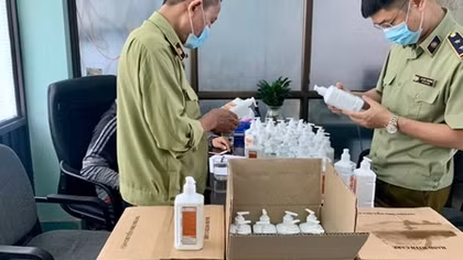 Phát hiện lô hàng nước sát khuẩn tay giả mạo ASIRUB
