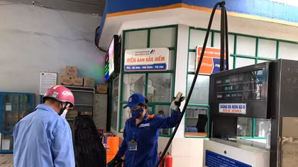 Dầu giảm giá, xăng RON95 tăng 192 đồng/lít