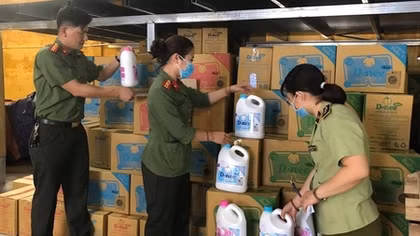 Phát hiện cơ sở sản xuất nước giặt giả mạo nhãn hiệu 