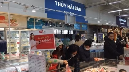 Mùng 2 Tết, thị trường bắt đầu sôi động, giá cả ổn định