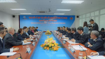 Phó Giám đốc USAID thăm ga Nội Bài cùng Tổng Cục trưởng Tổng cục Hải quan 