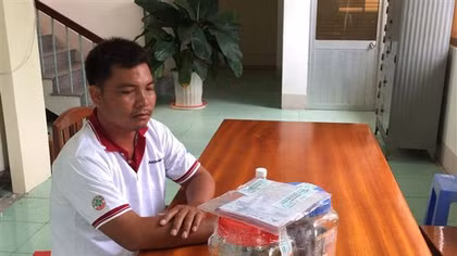 Người đàn ông đi xe máy chở theo một "đống" tiền