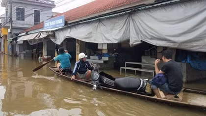 Nước lũ lại nhấn chìm nhiều tuyến phố cố đô Huế, 6.500 nhà dân bị ngập