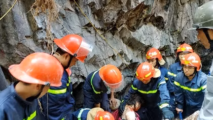 Giải cứu hai mẹ con bị đá tảng từ trên núi lăn xuống