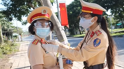 Những "bông hồng vàng" tham gia tuyến đầu chống dịch