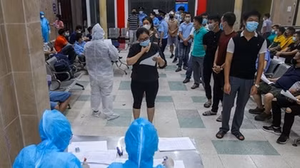 Lấy mẫu xét nghiệm cán bộ, công nhân viên ga Hà Nội