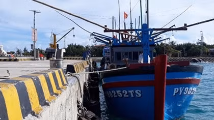 Hải quân đảo Sinh Tồn kịp thời cứu tàu cá của ngư dân 