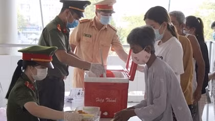 “Bát cháo yêu thương” ở Bình Minh