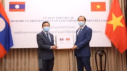 Việt Nam hỗ trợ Lào 500.000 USD để ứng phó dịch COVID-19