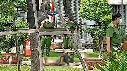 Vào công viên tự đổ xăng lên người rồi phóng hỏa
