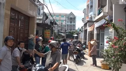 Người đàn ông bị đâm chạy vào nhà dân gục xuống tử vong