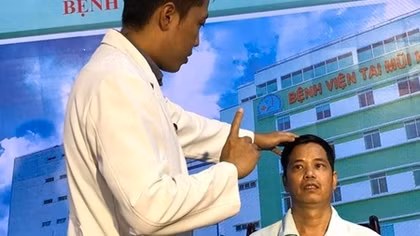 Người đàn ông bị khối u suýt “ăn”mất con mắt 