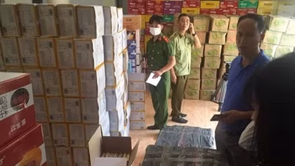 Thu giữ hơn 10 tấn bánh trung thu, kẹo không rõ nguồn gốc
