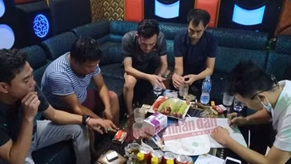 Bắt giữ nhóm đối tượng sử dụng ma túy trong quán karaoke