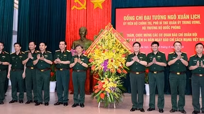 Bộ trưởng Ngô Xuân Lịch thăm và chúc mừng các cơ quan báo chí Quân đội