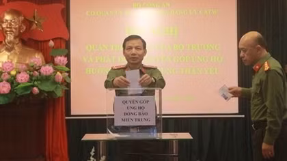 Cơ quan Uỷ ban Kiểm tra Đảng uỷ Công an Trung ương ủng hộ đồng bào miền Trung 
