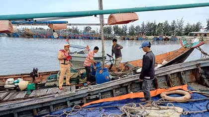 Sát cánh cùng người dân phòng chống bão số 9