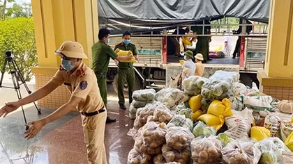 Lời tâm sự nghẹn lòng của trưởng công an huyện và 22 tấn hàng hỗ trợ đồng bào nghèo