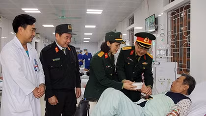 Bát cháo ấm tình đến với bệnh nhân nghèo