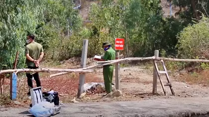 Truy tìm tung tích xác chết trong vali vứt bên triền đồi 