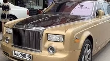 Xe Rolls Royce bốc cháy sau khi đâm vào tường nhà dân