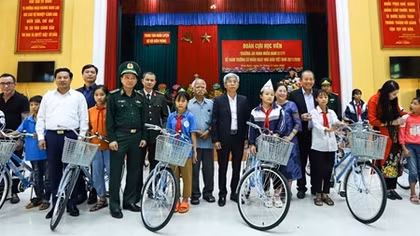 Thắm đượm nghĩa tình với ngôi trường cũ và các em học sinh nghèo 