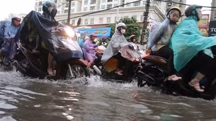 Đường phố Hà Nội kẹt cứng sau cơn mưa lớn