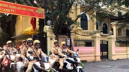 Công an Hà Nội ra quân đảm bảo trật tự ATGT dịp đầu xuân