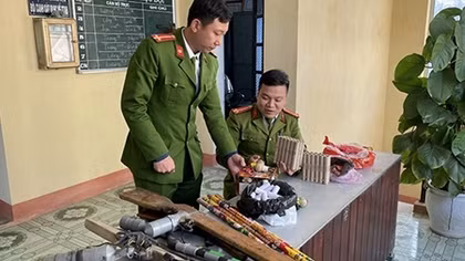 Vận động nhân dân tự giác giao nộp pháo, thuốc nổ và súng tự chế 