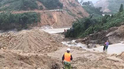Băng rừng vượt lũ đưa thi thể Đại úy Trương Văn Thắng trở về