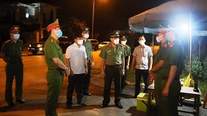 Cần mẫn, tận tụy như những ngọn đèn đứng gác 