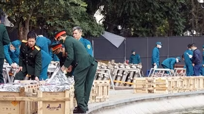 Cận cảnh trận địa pháo hoa bên Hồ Gươm chào năm mới 2021