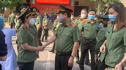 Đoàn 166 y, bác sĩ CAND lên đường chi viện Bắc Giang